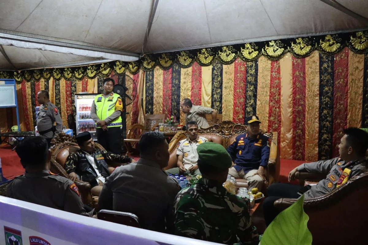 Kapolres Sijunjung meninjau Pos Pelayanan Nataru di Jalan Lintas Sumatera tepatnya di Simpang terminal Kiliran jao