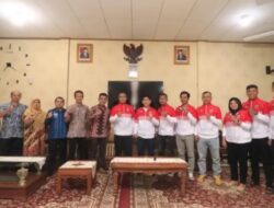 Rida Ananda Penjabat Walikota Payakumbuh melepas anggota Korps Pegawai Republik Indonesia (KORPRI)