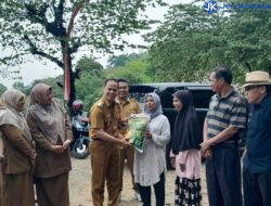 Wabup Sijunjung Iraddatillah Serahkan Pupuk Hayati Cair (PHC)