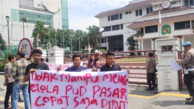 Karyawan Turun Aksi, Walikota Diminta Luangkan Waktu Pecat Dirut PD Pasar