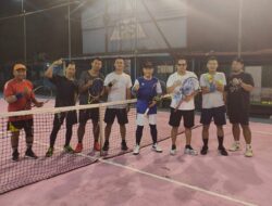 Ketua PELTI Riau H. Agus Triansyah Olahraga Tenis Bersama Direksi PT. Pulau Sambu Bapak Heri Agus Tono