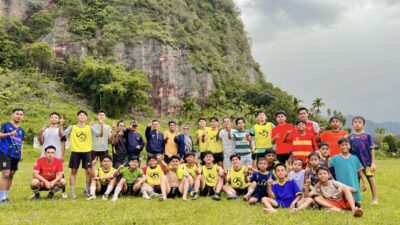 Endang Lestari, S.M., Calon Anggota DPRD Kab. 50 Kota Kunjungi Pelatihan Atlit Bola Kaki Lapangan Bukik Bulek Taram