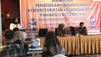 Koordinator Sekretriat Bawaslu Kabupaten Sijunjung Dewi Lusi Anita, MM Memberikan Laporan