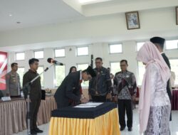 Lantik Pejabat Administrator, Pengawas, Kepala UPTD Puskesmas. Bupati: Terapkan Nilai BerAKHLAK dan Kembangkan Komunikasi Positif