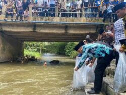 Bupati Sijunjung Benny Dwifa Tabur 10 Ribu Bibit Ikan di Sungai Batang Pulasan