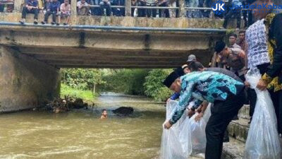 Bupati Sijunjung Benny Dwifa Tabur 10 Ribu Bibit Ikan di Sungai Batang Pulasan