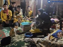 Menjelang Sahur, Bupati Safaruddin Dt. Bandaro Rajo dan Calon DPRD Terpilih, Berhujan-Hujan Lihat Warga Dhuafa