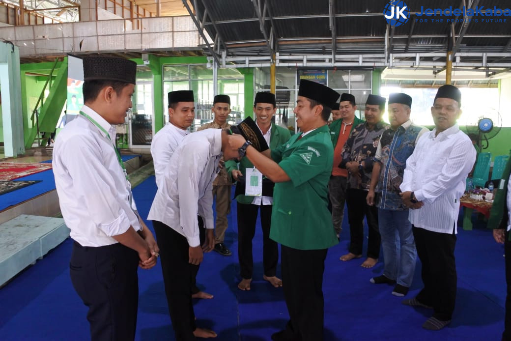 Ketua PW GP Ansor Sumbar H. Rahmat Tk Sulaiman Menyatkan Tanda Peserta