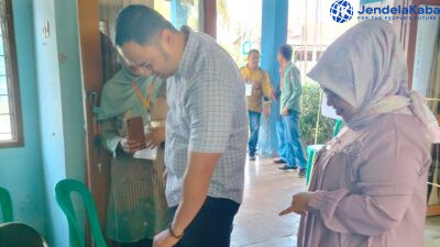 Bupati Sijunjung Benny Dwifa Yuswir mencoblos di TPS 16 Muaro Pulau Barambai