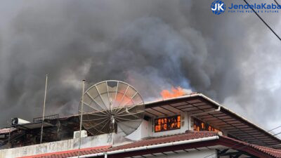 Kebakaran Hebat Melanda Rumah Bertingkat di Padang