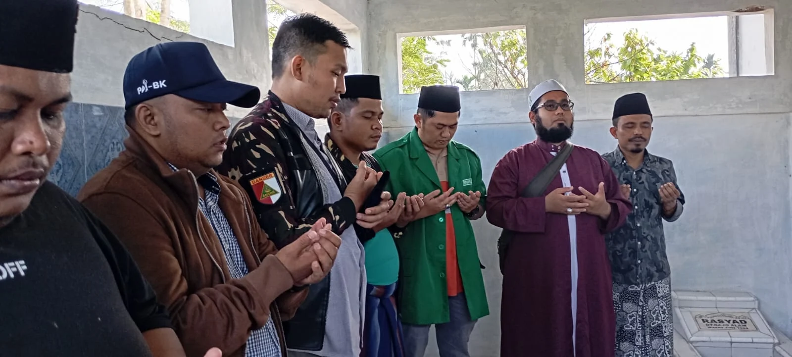 Berdoa dan mengirimkan tahlil di makam syeck madu Solok