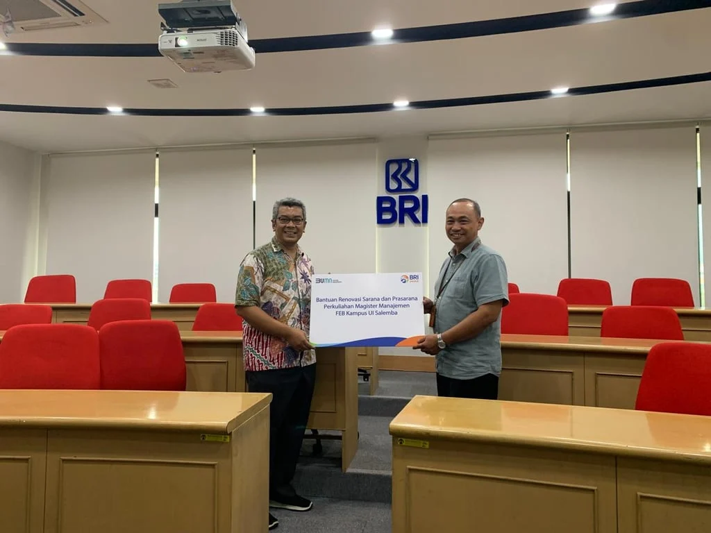 BRI Kramat Region 6 Jakarta Serahkan Bantuan Renovasi Kelas MM FEB UI Salemba