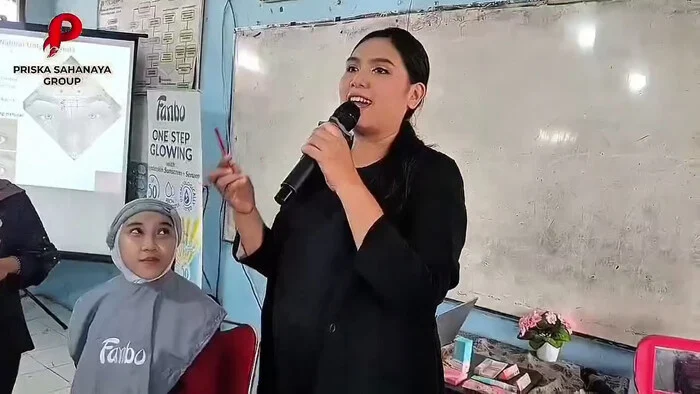 Content Creator dan Beauty Class bersama Fanbo dan Priska Sahanaya di SMK Darurahim