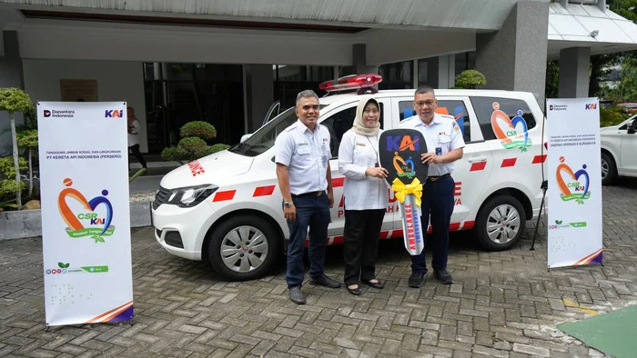 Dukung Peningkatan Kualitas Kesehatan Masyarakat, KAI Daop 8 Surabaya Serahkan Bantuan Ambulans