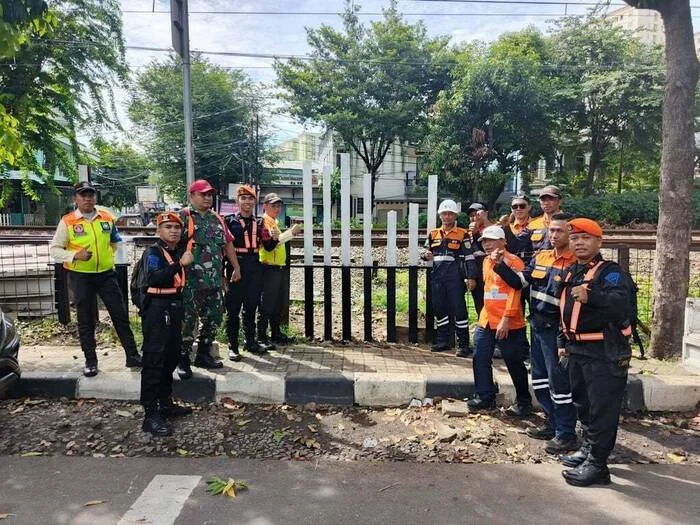 KAI Daop 1 Jakarta Lakukan Sosialisasi Keselamatan di JPL 23 dan Tutup Perlintasan Sebidang Liar