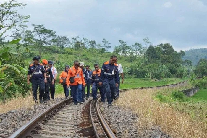 Antisipasi Perubahan Cuaca, KAI Daop 2 Bandung Rutin Lakukan Pemeriksaan Lintas