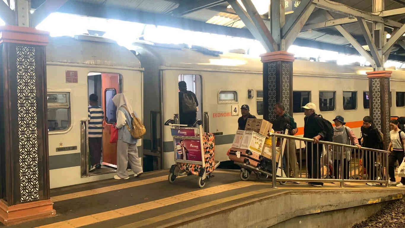 KAI Daop 8 Surabaya Hadirkan KA Tambahan Selama November 2025, Perjalanan Semakin Fleksibel dan Nyaman
