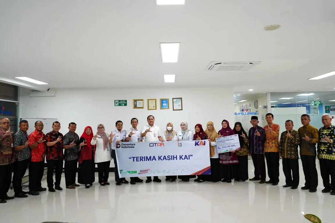 KAI Divre IV Tanjungkarang Wujudkan Komitmen Sosial Lewat Bantuan Pendidikan Rp513 Juta di Lampung