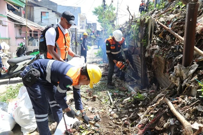 KAI Daop 1 Jakarta Tindak Lanjuti Laporan Warga Terkait Potensi Longsor di Ruang Manfaat Jalur Kereta Api Menteng
