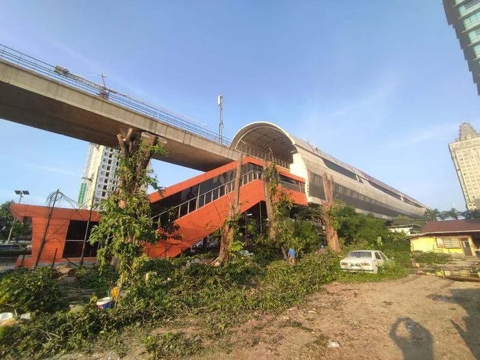 KAI Lakukan Pemangkasan Pepohonan Secara Berkala di Sepanjang Jalur LRT Jabodebek