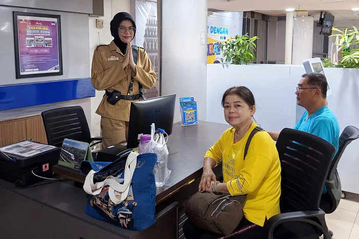 Peringati Hari Pahlawan, Frontliner KAI Sumut Kenakan Kostum Pejuang dan Bagikan Hadiah