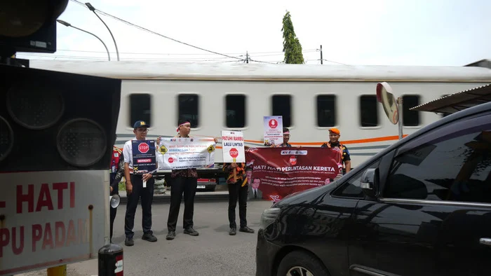 KAI Daop 8 Surabaya dan Komunitas Java Train Gelar Sosialisasi Keselamatan di Perlintasan Sebidang Peringati Hari Pahlawan