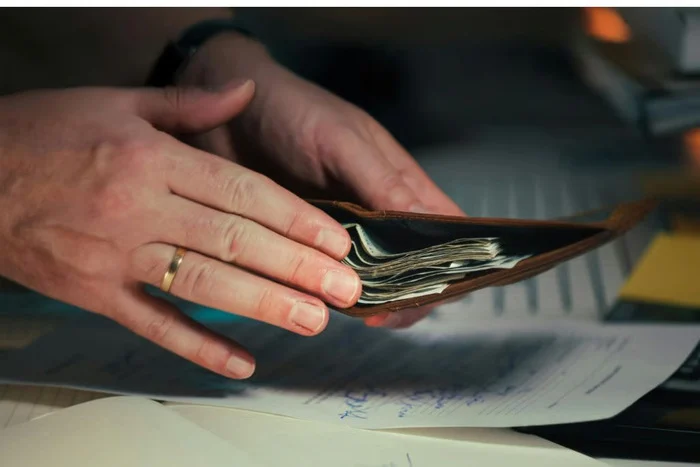 Merayakan Gaji Pertama untuk Self Reward dengan Bijak