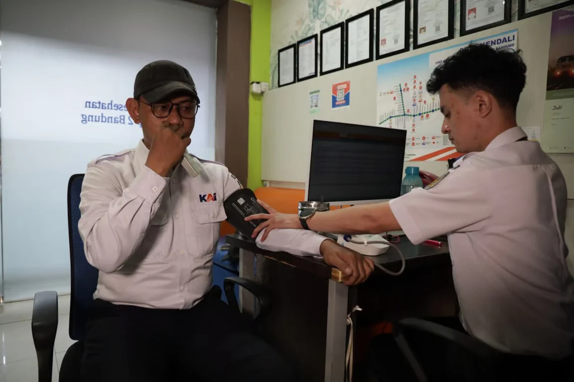 KAI Daop 2 Bandung Siapkan Sejumlah Petugas untuk Menjaga Keamanan, Keselamatan, dan Kenyamanan Perjalanan Kereta Api pada Masa Angkutan Nataru 2025/2026