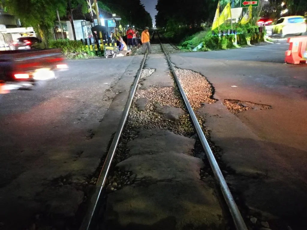 KAI Daop 8 Surabaya Lakukan Perbaikan Perlintasan Sebidang JPL 36 Jalan Deltasari, Pengendara Diimbau Antisipasi