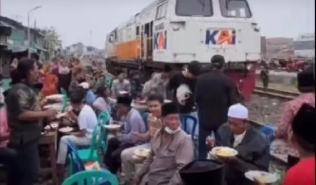 KAI Daop 8 Surabaya Sesalkan Kegiatan Hajatan Lamaran di Sekitar Jalur Rel Kereta Api