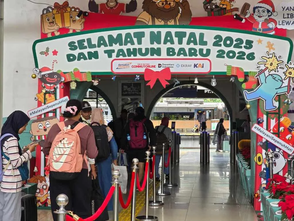 KAI Hadirkan Livery Tematik dan Ornamen Stasiun, Meriahkan Libur Natal 2025 dan Tahun Baru 2026