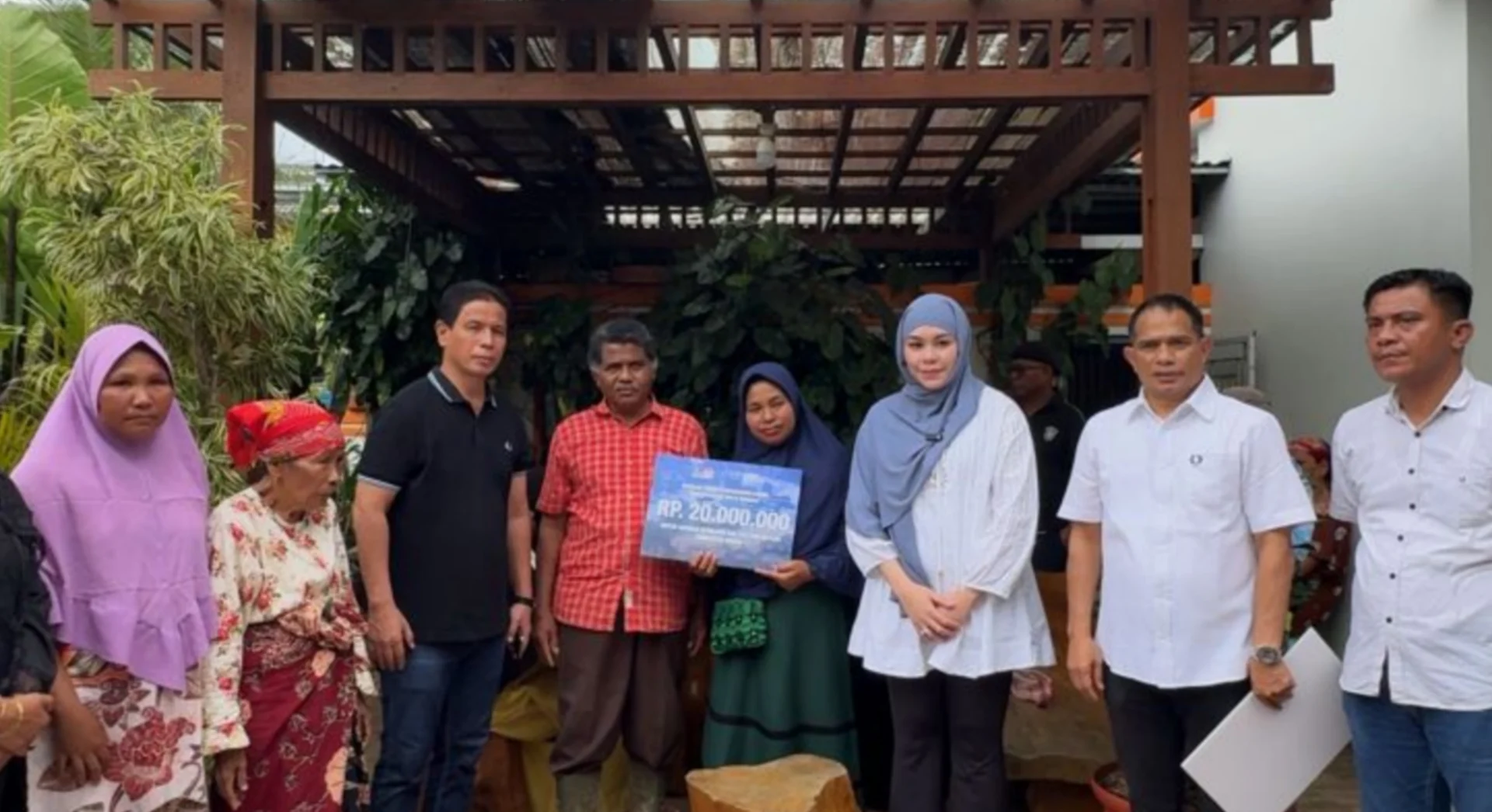 Bangun Kembali Harapan Warga Padang, Athari Gauthi Ardi Bersama Fraksi PAN Salurkan Subsidi Rumah Relokasi Mandiri