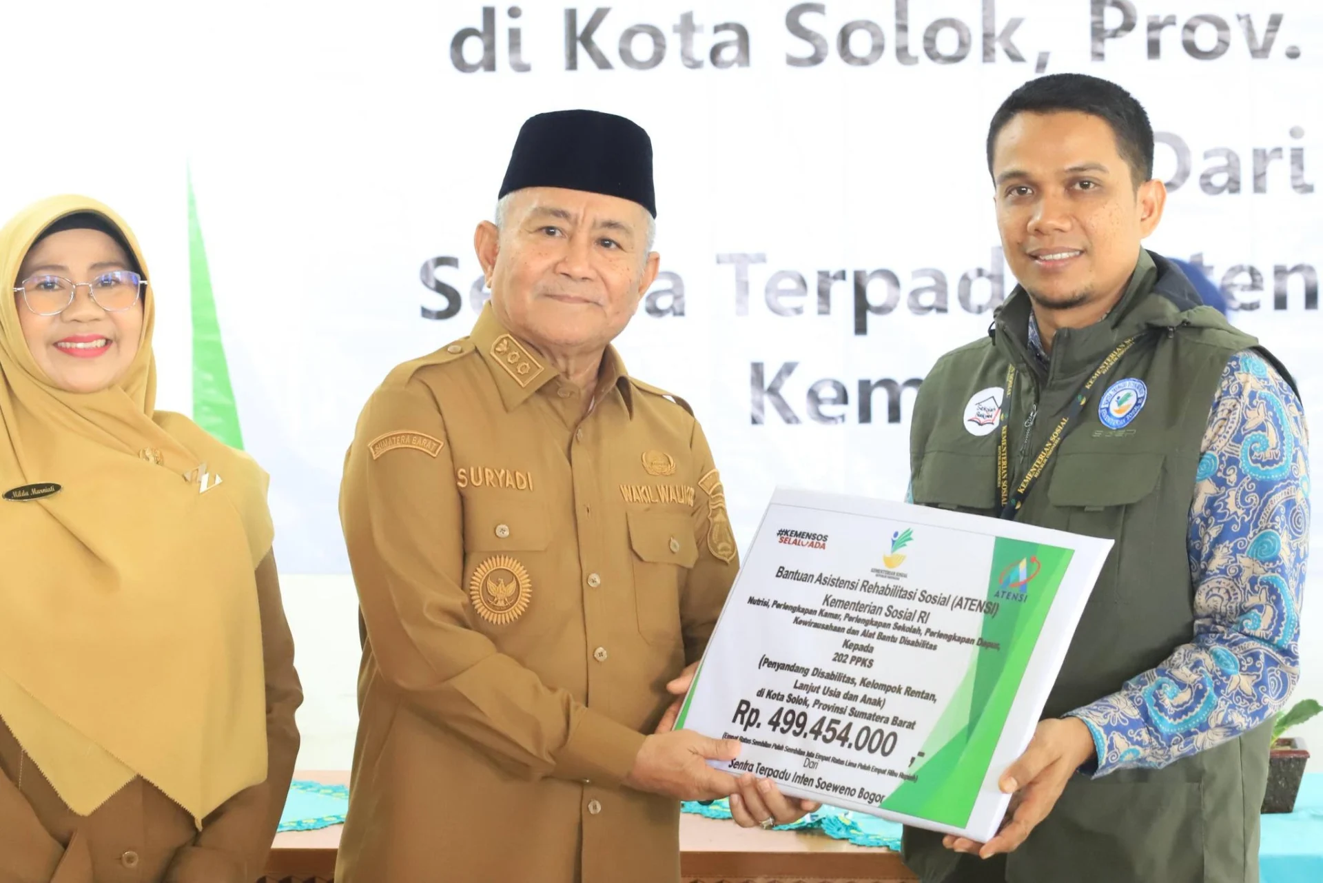 Wawako Solok Serahkan Bantuan ATENSI, Perkuat Kepedulian Sosial untuk Masyarakat Rentan