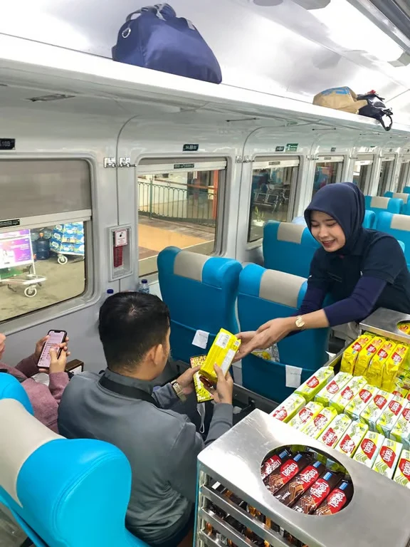 KAI Services Siaga Layani Service Recovery bagi Penumpang Terdampak Keterlambatan Akibat Banjir Jalur Semarang