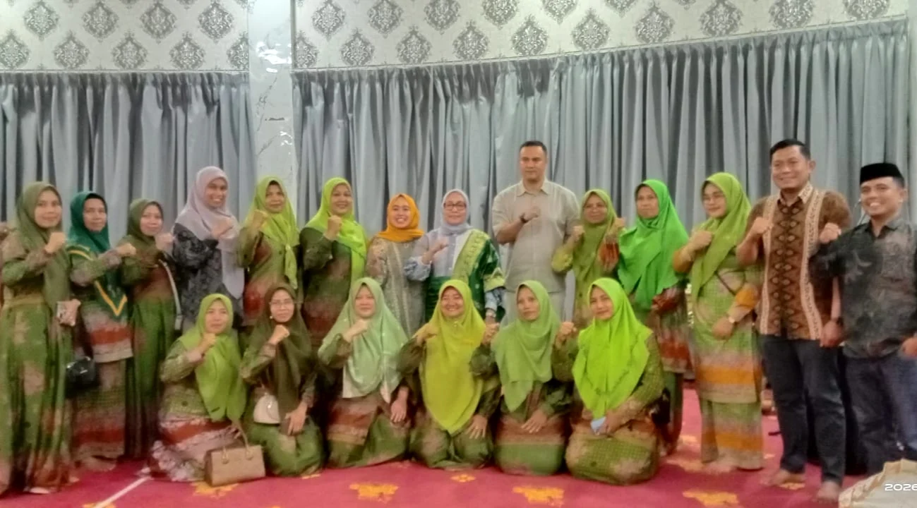 PC Muslimat NU Sijunjung bersama Mentri PPPA Arifatul Choiri Fauzi foto bersama Bupati Sijunjung