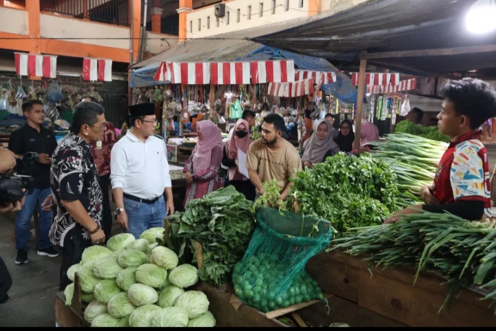Wali Kota Payakumbuh Zulmaeta dan Wawako Elzadaswarman Sidak Pasar Ibuah, Pastikan Harga dan Stok Sembako Stabil Jelang Ramadhan
