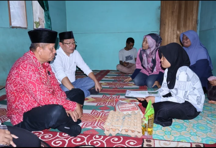 Wali Kota Payakumbuh Serahkan Bantuan Sosial Swadaya Rp4,65 Juta kepada Tiga Warga Latina