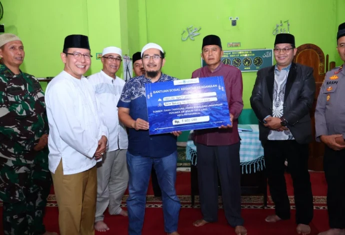 Wali Kota Payakumbuh Serahkan Bantuan Rp35 Juta untuk Pembangunan Masjid Baiturrahman