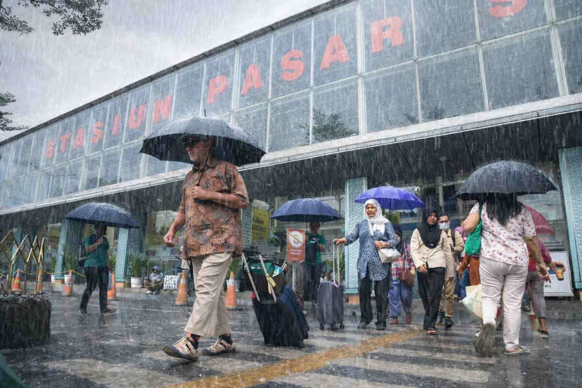 Musim Hujan, KAI Daop 1 Jakarta Bagikan Tips Naik Kereta Api agar Perjalanan Tetap Aman dan Nyaman