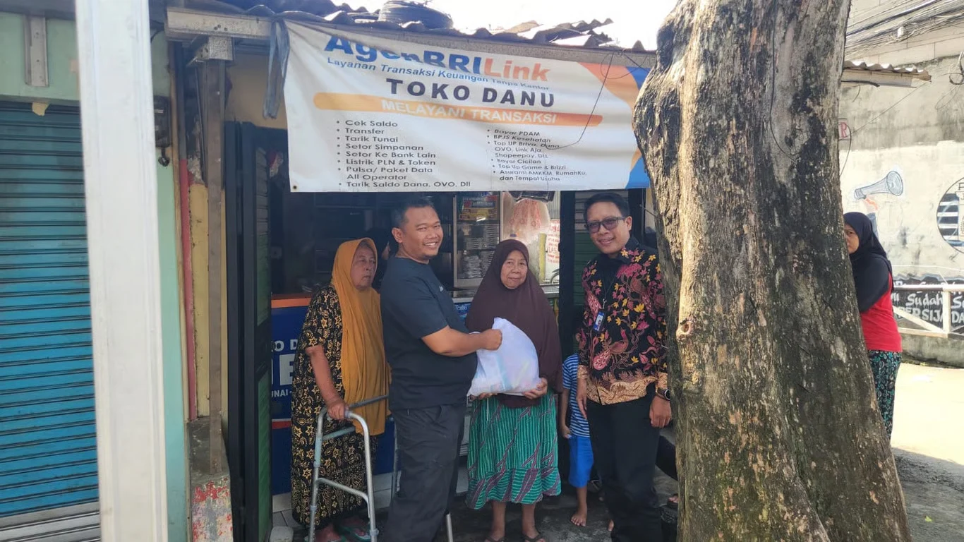 Sinergi Kebaikan: BRI Jakarta Kalimalang dan Agen BRILink Toko Danu Bagikan Sembako untuk Warga Duren Sawit