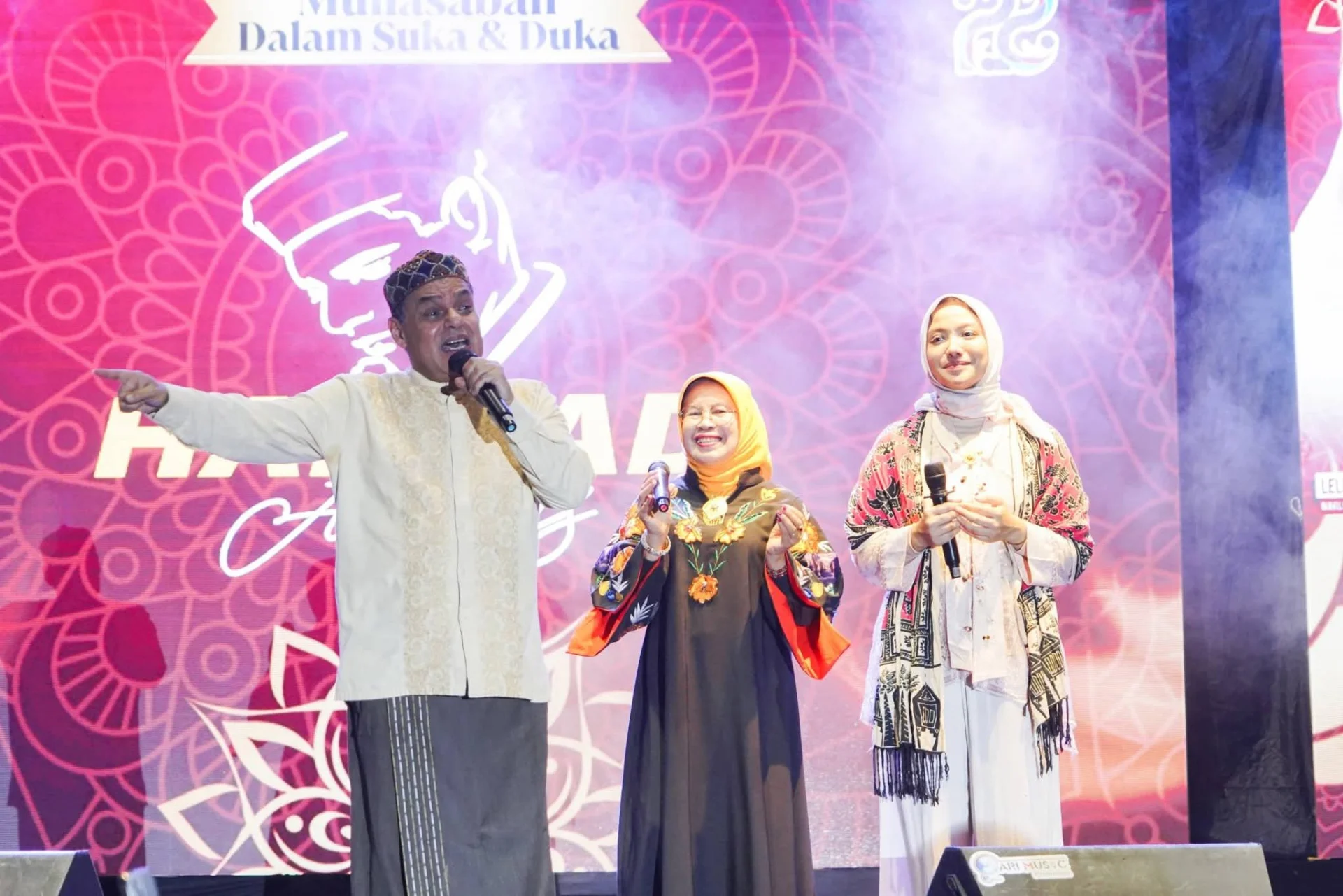 Di Atas Panggung dan Kilauan Cahaya, Malam Puncak HUT ke-22 Dharmasraya Bersama Haddad Alwi Berlangsung Syahdu