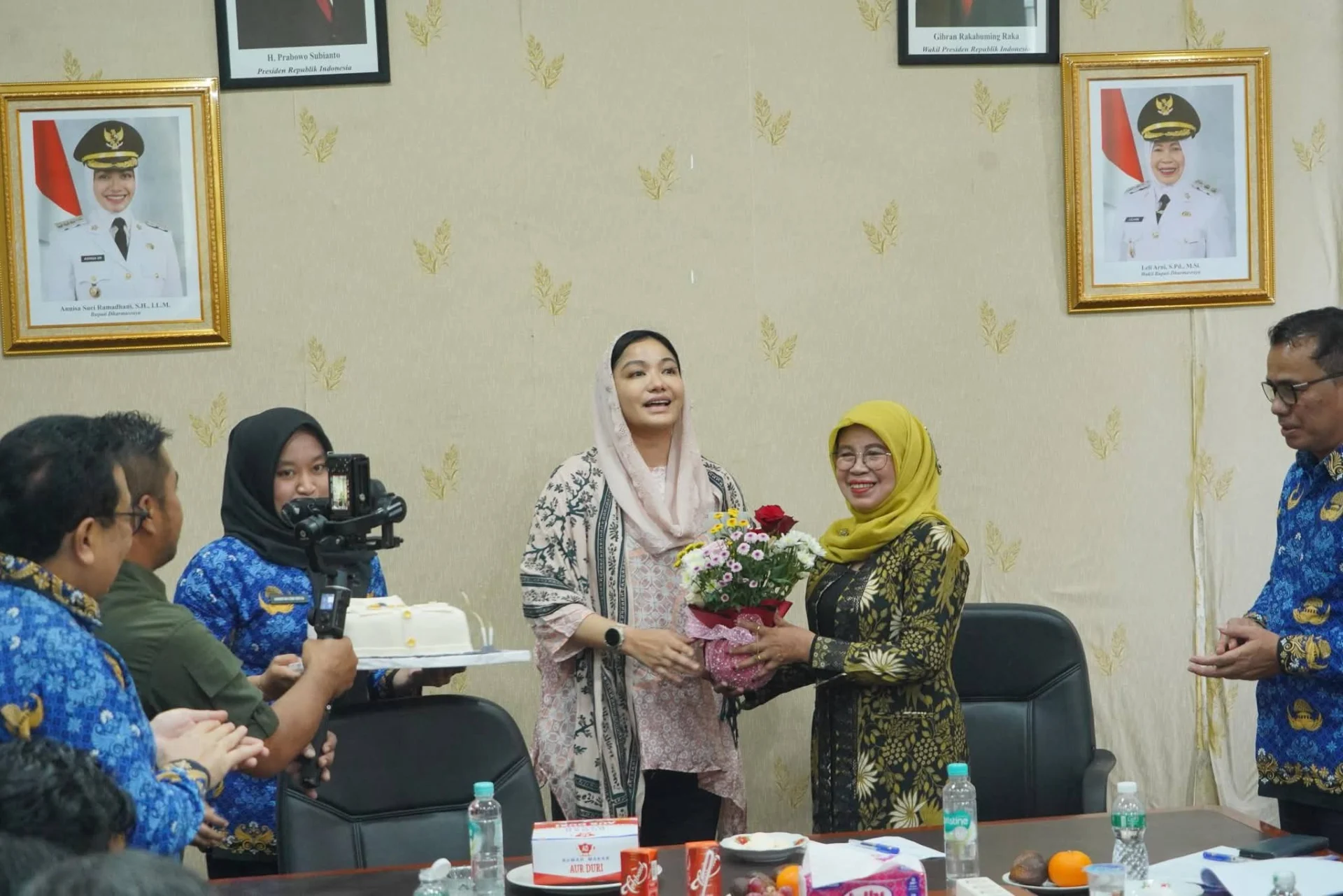 Bupati Annisa Beri Kejutan Ulang Tahun ke-68 Untuk Wabub Leli Arni