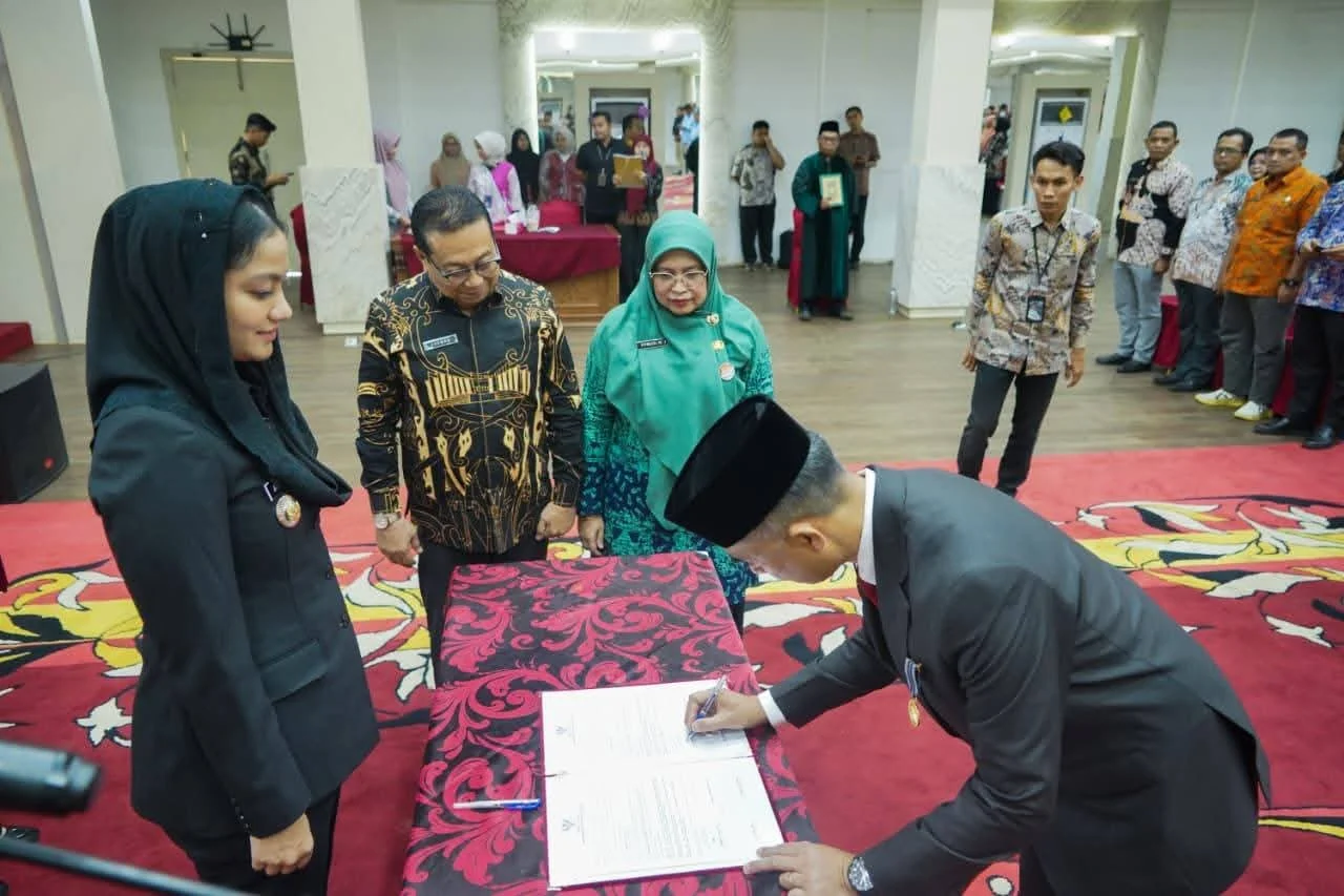 Bupati Annisa Lantik dan Ambil Sumpah Medison, Dharmasraya Resmi Punya Sekda Definitif