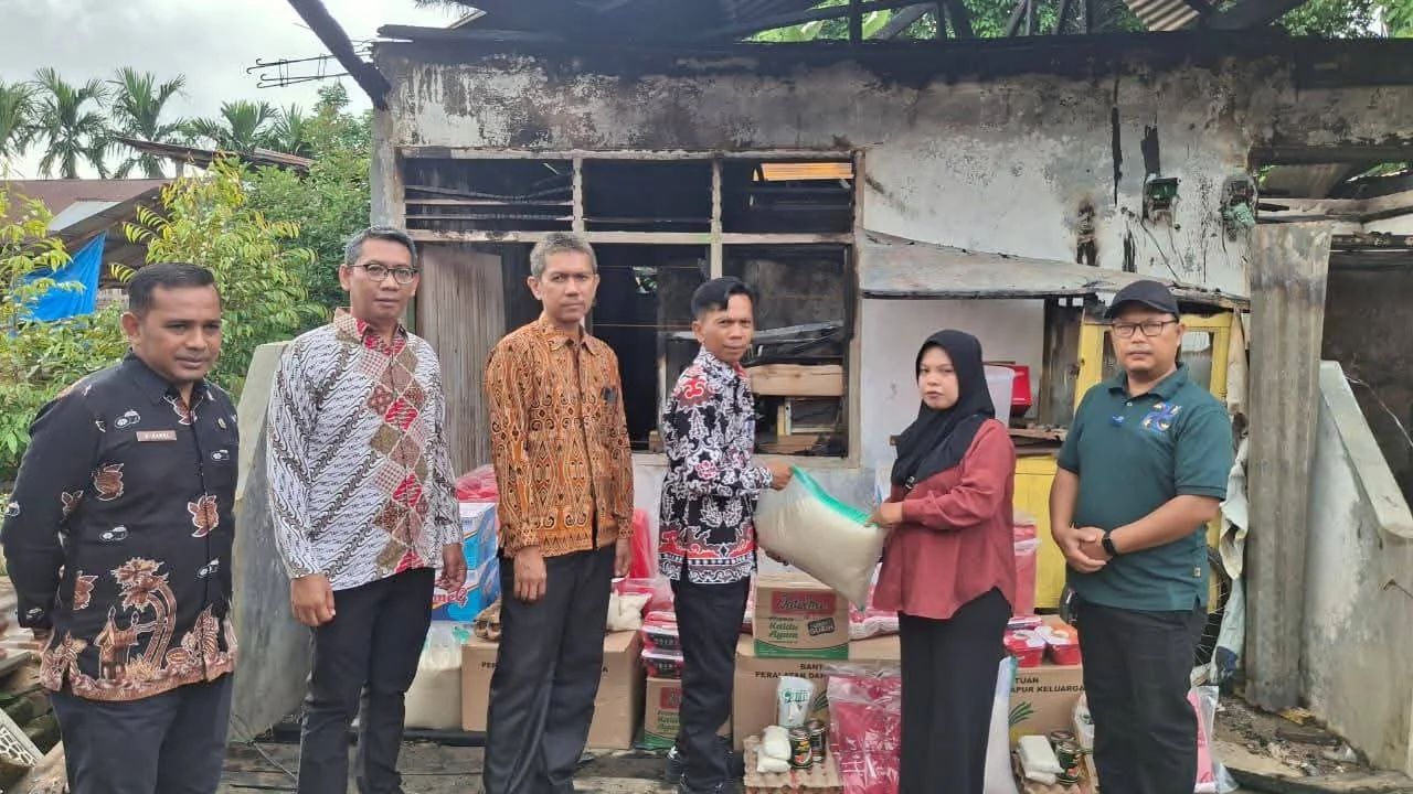 Pemkab dan Baznas Dharmasraya Santuni Korban Kebakaran Simpang Pogang