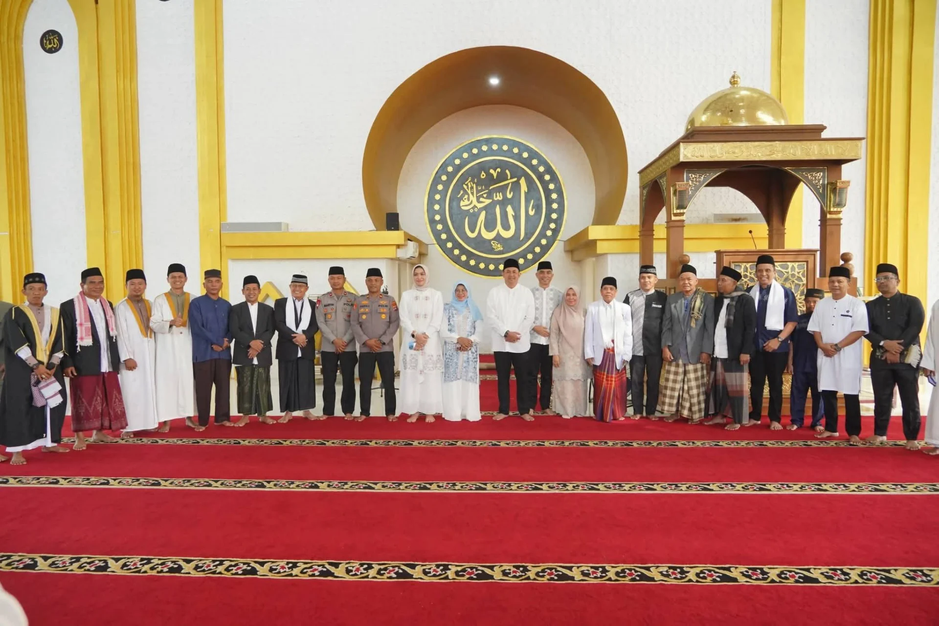 Bupati dan Wabup Dharmasraya Sholat Idul Adha 1447 H di Masjid Agung