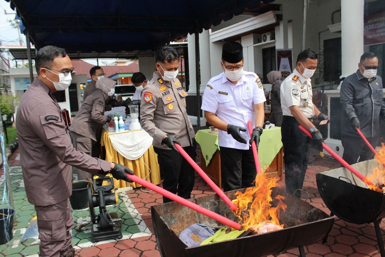 Kejari Sijunjung Musnahkan Barang Bukti Perkara Tindak Pidana Umum Yang Telah Incracht