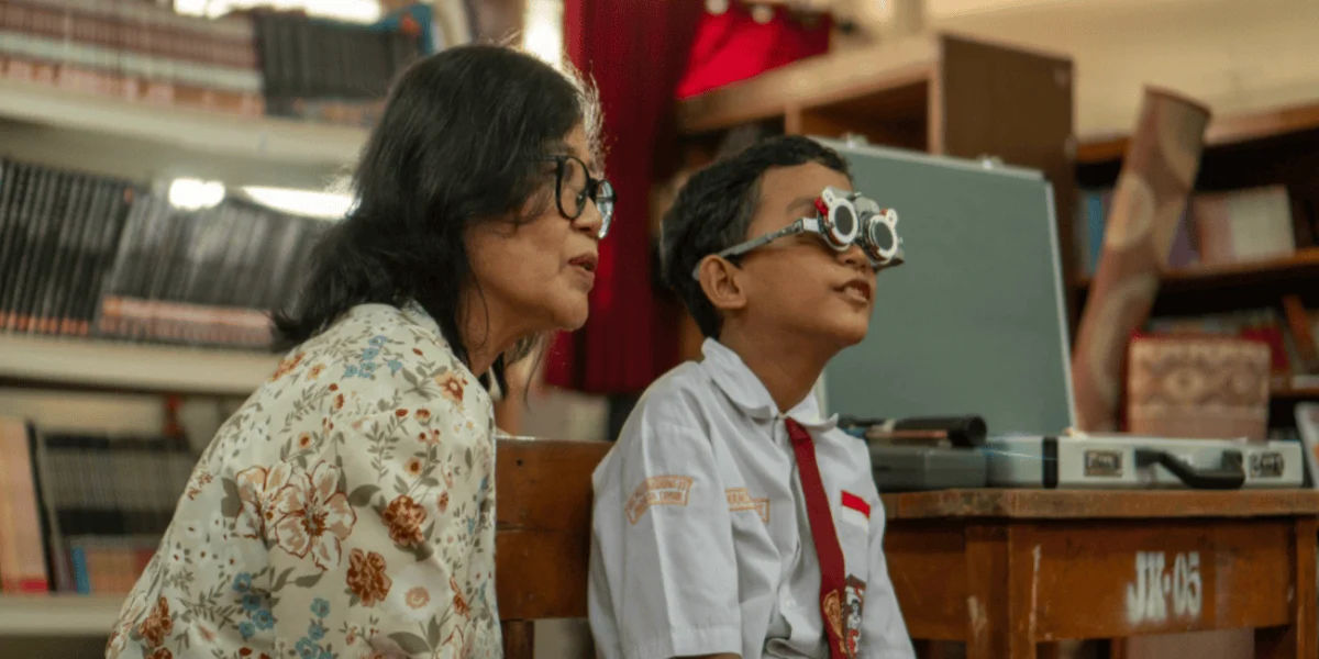 Dia Tak Bisa Melihat Tulisan di Papan Tulis, 1.720 Orang dalam Program #MelihatMasaDepan Memilih untuk Mengubah Itu
