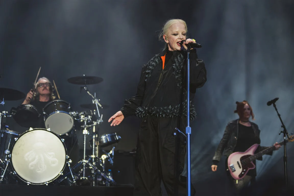 Dari Perkampungan Urban Jakarta Mendunia: Ikon Rock Legendaris Shirley Manson (Garbage) Kenakan Label Fashion Berkesadaran Asal Indonesia, Fuguku, di Atas Panggung