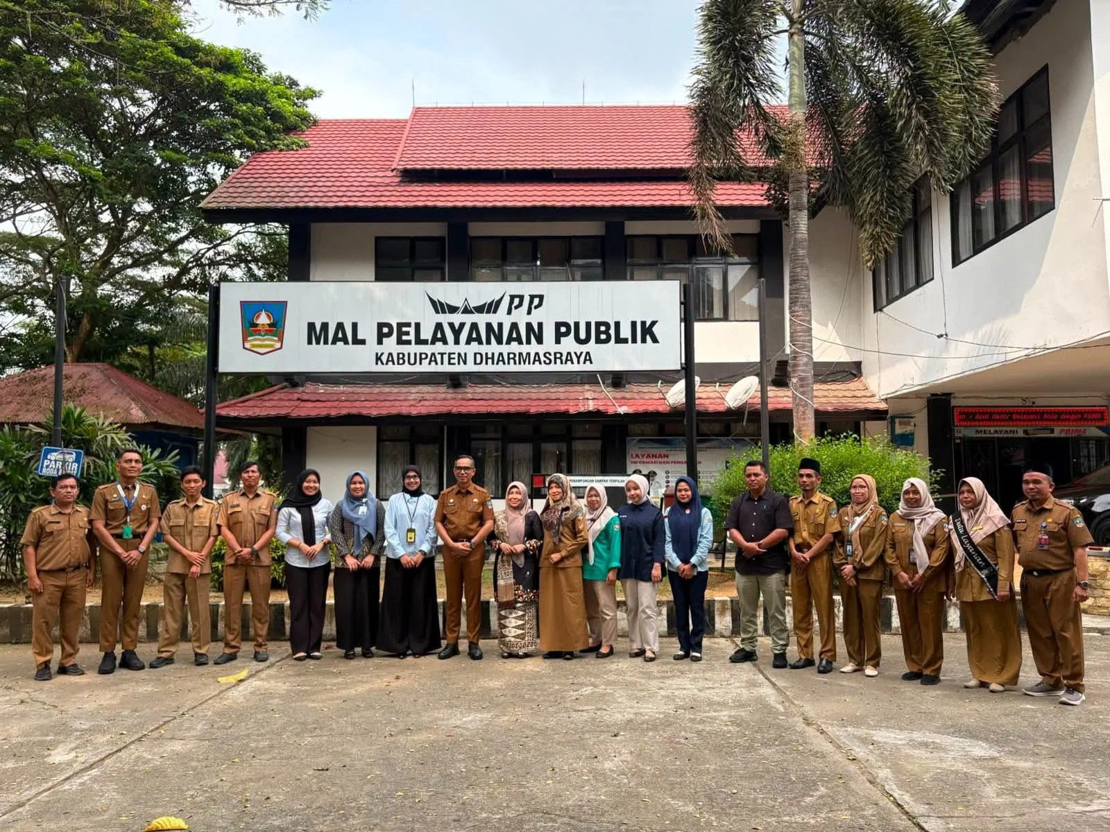 Sekda Medison Serahkan Penghargaan ASN Terbaik DPMPTSP, Apresiasi Keberhasilan Himpun CSR Rp31,55 Miliar