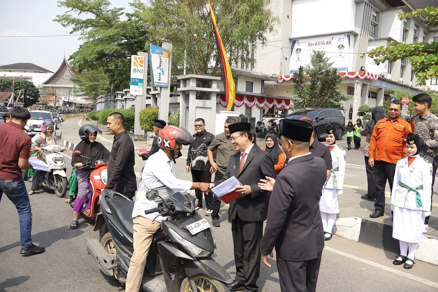 Zulmaeta Bersama Forkopimda Bagikan Ratusan Bendera Merah Putih kepada Warga Payakumbuh